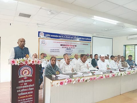 सटाणा : नवनिर्वाचित संचालक मंडळाच्या सत्काराप्रसंगी मनोगत व्यक्त करताना सरचिटणीस अ‍ॅड. नितीन ठाकरे. (छाया : सुरेश बच्छाव)