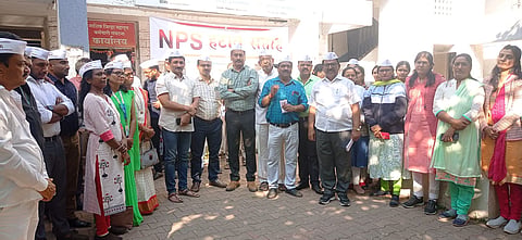 नाशिक : जुनी पेन्शन योजनेच्या मागणीसाठी शासकिय कार्यालयात एकत्र येत घोषणा देताना राज्य सरकारी कर्मचारी मध्यवर्ती संघटनेचे पदाधिकारी व कार्यकर्ते. (छाया: हेमंत घोरपडे)