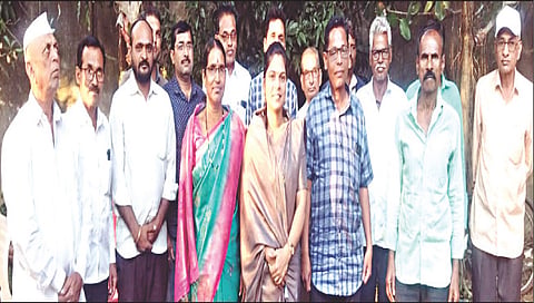 नाशिक : नातेवाईक, हितचिंतक व कुटुंबीयांसह कविता पवार-सूर्यवंशी.
