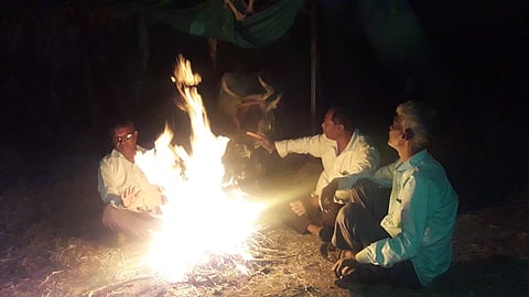 ओझर : थंडी वाढल्याने शेकोटीव्दारे उब घेतांना नागरिक. (छाया: मनोज कावळे) 