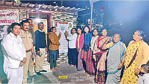 पंचवटी : शिवकृपानगरमध्ये क्यूआर कोडच्या लोकार्पणाप्रसंगी पंचवटी पोलिस ठाण्याचे वरिष्ठ पोलिस निरीक्षक डॉ. सीताराम कोल्हे, शहर काँग्रेसचे शरद बोडके, सोनाली बोडके, कलाबाई देशमुख, जिजाबाई वाबळे,
कमल गिते आदींसह नागरिक.	(छाया : गणेश बोडके).