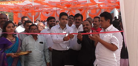धुळे : मान्यवरांच्या हस्ते ग्रंथोत्सव ठिकाणी ग्रंथ प्रदर्शनाचे उद्घाटन करताना जिल्हाधिकारी जलज शर्मा. (छाया: यशवंत हरणे)