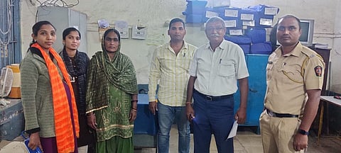 जळगाव : मनमाड येथून ताब्यात घेण्यात आलेली संशयित आरोपी महिला. समवेत गुन्हे शोध पथक. 