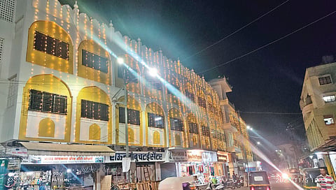 जुने नाशिक : ग्यारहवी शरीफ जुलूस-ए-गौसियानिमित्त जहांगीर मशिदीवर करण्यात आलेली विद्युत रोषणाई. (छाया : अब्दुल कादीर पठाण)