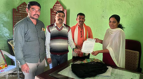 पिंपळनेर : पाटबंधारे विभागाच्या अभियंता सविता कुवर यांच्याकडे लाभदायक क्षेत्राचा दाखला तालुकास्तरावर मिळावा या मागणीसाठीचे निवेदन देताना तालुका भाजपा पदाधिकारी. ( छाया: अंबादास बेनुस्कर)