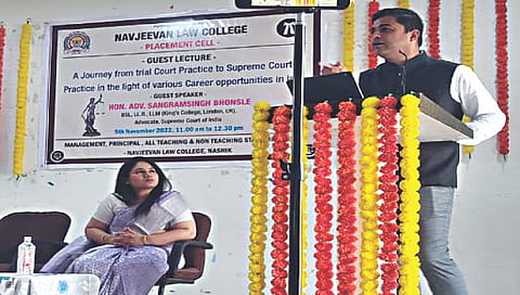 सिडको : येथील नवजीवन महाविद्यालयात व्याख्यानाप्रसंगी बोलताना अ‍ॅड. संग्रामसिंग भोसले. समवेत प्राचार्या डॉ. शाहिस्ता इनामदार.