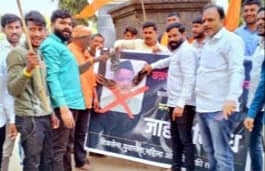 पिंपळनेर : राज्यपाल यांच्या फलकाला जोडे मारो आंदोलन करीत जाहीर निषेध व्यक्त करताना शिवसेना (उध्दव बाळासाहेब ठाकरे गट) चे कार्यकर्ते. (छाया: अंबादास बेनुस्कर) 
