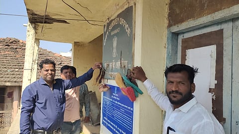 मनमाड: भूमिअभिलेख (सिटीसर्वे) कार्यालयास चपलांचा हार घालताना रिपाइं पदाधिकारी व कार्यकर्ते. (छाया : रईस शेख)