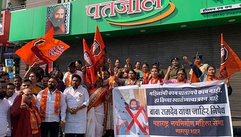 रामदेव बाबा यांच्या विरोधात संताप सुरूच, मनसेने फेकली फलकावर शाई