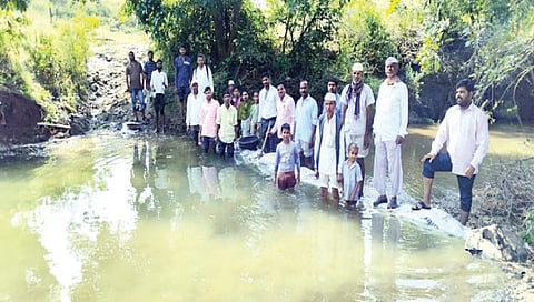 घोडेवाडी : लोकसहभागातून वनराई बंधार्‍यांची निर्मिती करताना कृषी पर्यवेक्षक पवार, कृषी सहायक जयश्री गांगुर्डे, शेतकरी जगन घोडे, राम शिंदे आदींसह शेतकरी.