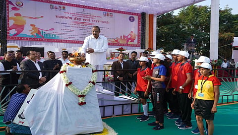 नाशिक : आदिवासी विभागाच्या राज्यस्तरीय स्पर्धेप्रसंगी ज्योत प्रज्वलित करताना ना. डॉ. विजय गावित. समवेत अन्य अधिकारी व विद्यार्थी. 