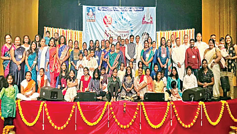 अमेरिका : येथील मिशिगन राज्यात डेट्रॉइट व कॅलिफोर्निया येथे नवीन केंद्र स्थापनेचा आनंद व्यक्त करताना आबालवृद्ध स्वामिभक्त.