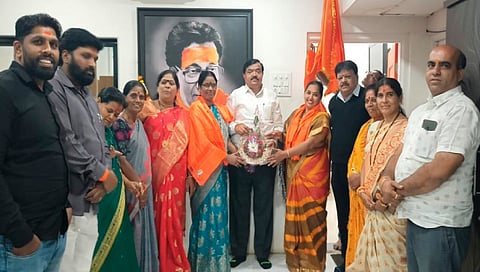 नाशिक : उद्धव ठाकरे गटात पक्षप्रवेश करणार्‍या कीर्ती निरगुडे, शोभा पवार यांचे स्वागत करताना महानगरप्रमुख सुधाकर बडगुजर, माजी महापौर विनायक पांडे, शोभा मगर, बाळासाहेब कोकणे आदी.