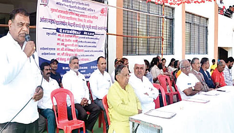 सिन्नर : महाविद्यालयात अ‍ॅथलेटिक स्पर्धांच्या उद्घाटनाप्रसंगी बोलताना बाळासाहेब क्षीरसागर. व्यासपीठावर देवराम मोगल, दिलीप दळवी, कृष्णाजी भगत आदी.