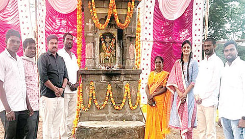 नांदूरशिंगोटे : चासखिंड येथील क्रांतिवीर भागोजी नाईक यांच्या स्मारक स्थळी अभिवादन करताना जिल्हा परिषदेच्या माजी सदस्या सीमंतिनी कोकाटे. समवेत अलका पवार, डॉ. गोपाळ तिवारी, देवराम खेताडे आदी.