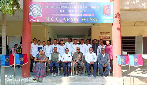 देवळा : थेट भारतीय सैन्यदलात निवड झालेल्या देवळा महाविद्यालयातील १४ अग्निवीर विद्यार्थ्यासमवेत प्राचार्य हितेंद्र आहेर , प्रशासकीत अधिकारी प्रो.डॉ.मालती आहेर , लेफ्टनंट बादल लाड आदी. ( छाया - सोमनाथ जगताप )