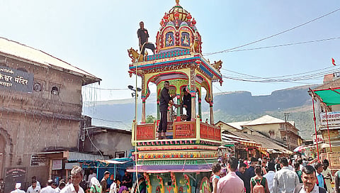 त्र्यंबकेश्वर : रथोत्सवाचे प्रमुख आकर्षण असलेल्या तब्बल 31 फूट उंचीच्या लाकडी रथास केली जात असलेली सजावट. (छाया : देवयानी ढोन्नर)