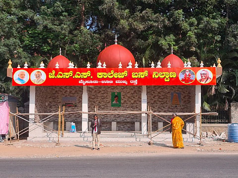 मशिदीसारख्या बस स्टॉपवरील दोन घुमट अखेर हटवले