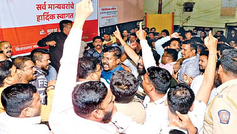 ठाणे : शिंदे – ठाकरे गटात हाणामारी; पदाधिकारी नियुक्तीवरून वाद