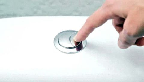 टॉयलेट फ्लशसाठी दोन बटणं का असतात? जाणून घ्‍या..