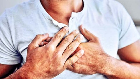 Heart attack Symptoms : वेळीच धोका ओळखा : हृदयविकारापूर्वी पुरुषांना जाणवतात ‘ही’ लक्षणे…
