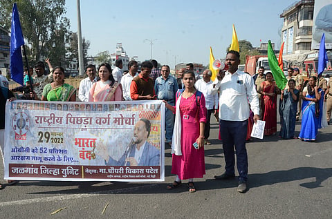 जळगाव : ओबीसी मोर्चातर्फे काढण्यात आलेल्या रास्ता रोको आंदोलनात सहभागी राहुल सोनवणे, ॲड.गणेश सोनवणे, ॲड. कापडणे, मोहन शिंदे, अमजद रंगरेज आदी. (छाया: चेतन चौधरी). 