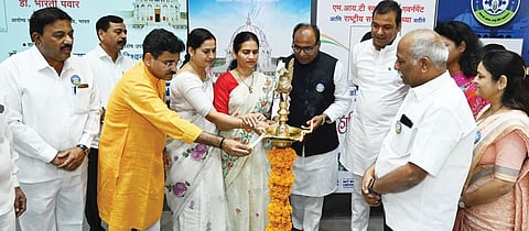  एमआयटी-राष्ट्रीय सरपंच संसद महाराष्ट्र राज्य पदाधिकारी अधिवेशनाच्या कार्यक्रमाचे दीपप्रज्वलन करताना डॉ. भारती पवार. या वेळी उपस्थित मान्यवर.