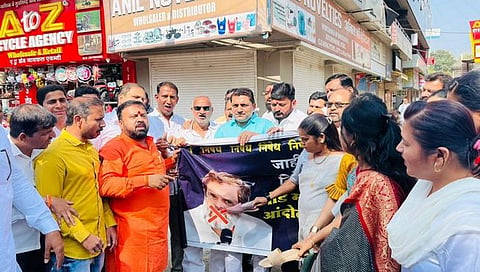 नाशिकमध्ये राहुल गांधीच्या फोटोला ‘बाळासाहेबांची शिवसेने’कडून जोडे मारो आंदोलन