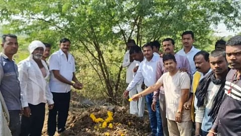 मृत माकडावर अंत्यसंस्कार,www.pudhari.news
