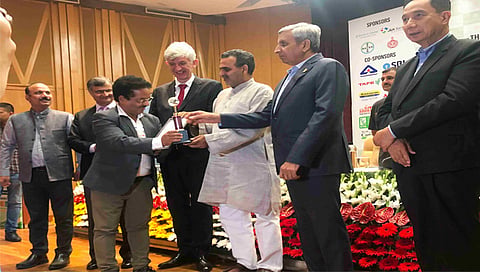 नवी दिल्ली: केंद्रीय मंत्री डॉ. संजीव कुमार बलियान यांच्या हस्ते 'इंडिया ॲग्रीबिझनेस अवॉर्ड्स 2022'पुरस्कार स्वीकारताना कंपनीचे वरिष्ठ शास्त्रज्ञ डॉ. बी.के. यादव आदी