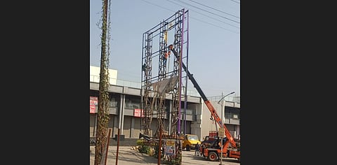 नियमबाह्य अधिकृत होर्डिंग जास्त घातक ; कागदावर होर्डिंग्सची परवानगी देणाऱ्या अधिका-यांचे महापालिकेत पेव