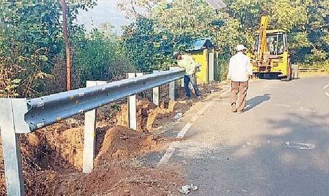 खडकवासला धरणाच्या तीरावरील पुणे-पानशेत रस्त्यावर सार्वजनिक बांधकाम विभागाने उभारलेले लोखंडी संरक्षक कठडे.