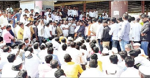 वाळकी : कांदा लिलाव बंद पाडले; संदेश कार्लेंचा शेतकर्‍यांसह ठिय्या, अचानक दर कोसळले