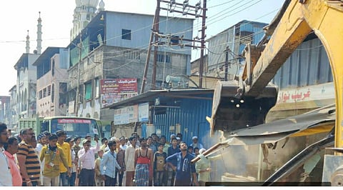 पुणे : अतिक्रमणांवर हातोडा! लष्कर परिसरातील रस्ते, पदपथांवरील वीस स्टॉल्स हटवले