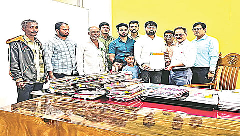 नाशिक : अतिरिक्त आयुक्त अशोक अत्राम यांना निवेदन देताना अमोल पाटील व सातपूर परिसरातील नागरिक.  (छाया : सागर आनप)