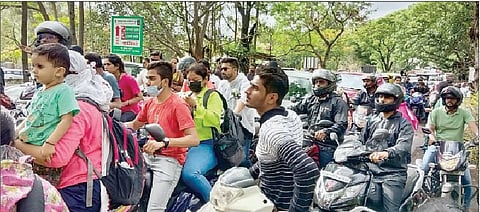 तीन दुर्घटनांत पाच पर्यटक जखमी; सिंहगड, राजगड, तोरणागडावर गर्दी