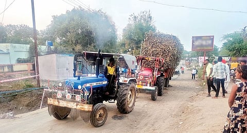 ऊस वाहतूक करणार्‍या ट्रॅक्टरचालकांची कसरत