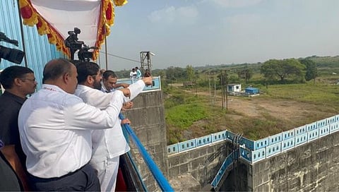 मुख्यमंत्री एकनाथ शिंदे  गोसीखुर्द प्रकल्पाची पाहणी करताना  