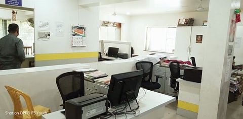 वारजे-कर्वेनगर क्षेत्रीय कार्यालयातील रिकाम्या खुर्च्या अधिकार्‍यांच्या प्रतीक्षा करत होत्या.
