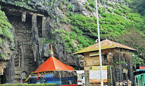 एकवीरादेवी मंदिर परिसर समस्यांच्या विळख्यात