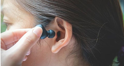 Hearing Loss : हेडफोन, कर्कश आवाजामुळे जगभरातील १ अब्‍ज तरुणांना बहिरेपणाचा धोका : नवीन संशोधनातील धक्‍कादायक माहिती