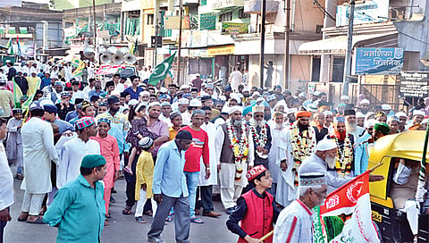 जुने नाशिक : ग्यारहवीं शरीफनिमित्त जुने नाशिकमधे जहांगीर मशीद चौक मंडई येथून निघालेल्या जुलूस-ए-गौसिया मिरवणुकीत संचालन करताना खतीबे शहर हिसामोद्दिन अशरफी. (छाया : हेमंत घोरपडे)