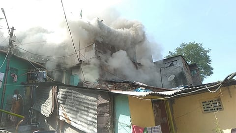जुने नाशिक : येथील फकीरवाडी मध्ये घरात शॉर्टसर्किटमुळे आग लागल्याने घरातील गृहउपयोगी वस्तूंचे नुकसान झाले आहे. 