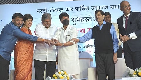 पुणे विमानतळ येथील मल्टिलेव्हल पार्किंगची सुविधा देणार्‍या ‘एरोमॉल’ चे उद्घाटन सिंधिया यांच्या हस्ते झाले. याप्रसंगी उपस्थित मान्यवर.