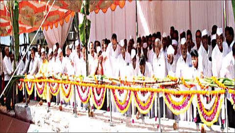 दिंडोरी : कादवाच्या गळीत हंगामाचा प्रारंभ करताना विधानसभेचे उपाध्यक्ष नरहरी झिरवाळ, देवीदास पिंगळे, दिलीप बनकर, शिरीष कोतवाल, नितीन ठाकरे, रवींद्र पगार, गणपतराव पाटील, दत्तात्रेय पाटील, सदाशिव शेळके, तुकाराम पेखळे, दिलीप थेटे, अनिल देशमुख, राजाराम बस्ते, दत्तात्रेय राऊत, अशोक वाघ, सुनील पाटील आदी.(छाया : समाधान पाटील)