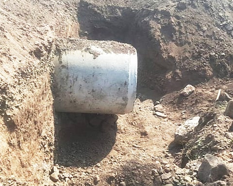कोंभळीफाटा ते कर्जत रस्त्याचे काम निकृष्ट दर्जाचे