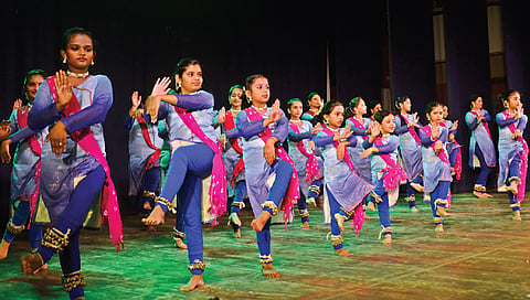 नाशिक : अभिजात संस्थेच्या शिष्यांकडून नयनरम्य ‘अनियारा’ या कथक नृत्याद्वारे पं. रोहिणी भाटे आणि पं. बिरजू महाराज यांना नृत्यमय आदरांजली अर्पण करताना नृत्यांगना.  (छाया : हेमंत घोरपडे)