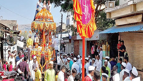 बागलाण : मुल्हेर येथील श्री उद्धव महाराज यांच्या पुण्यतिथीनिमित्त निघालेल्या रथोत्सव मिरवणुकीत सहभागी भाविक. (छाया ः शरद गांगुर्डे)