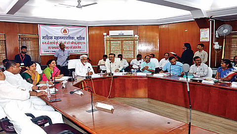 नाशिक : पालकमंत्री दादा भुसे यांच्या प्रमुख उपस्थितीत महापालिकेत सुरू असलेल्या विशेष बैठकीप्रसंगी आ. देवयानी फरांदे, सीमा हिरे, अ‍ॅड. राहुल ढिकले, आयुक्त चंद्रकांत पुलकुंडवार आदीं पदाधिकारी. (छाया : हेमंत घोरपडे)