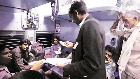 जळगाव : प्रवाशांची तिकीट तपासणी करताना तिकीट तपासणीस. (छाया: चेतन चौधरी)